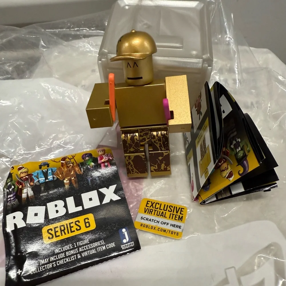 Roblox Series 6 Gold Figure with celebrity Sparkling Starslide hat - Picture 1 of 4